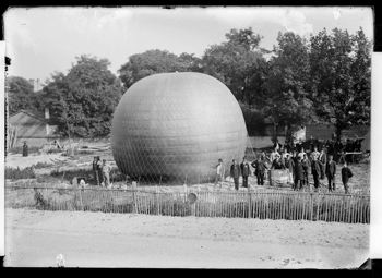 Exposition de géographie : gonlement du ballon - Toulouse, 1884